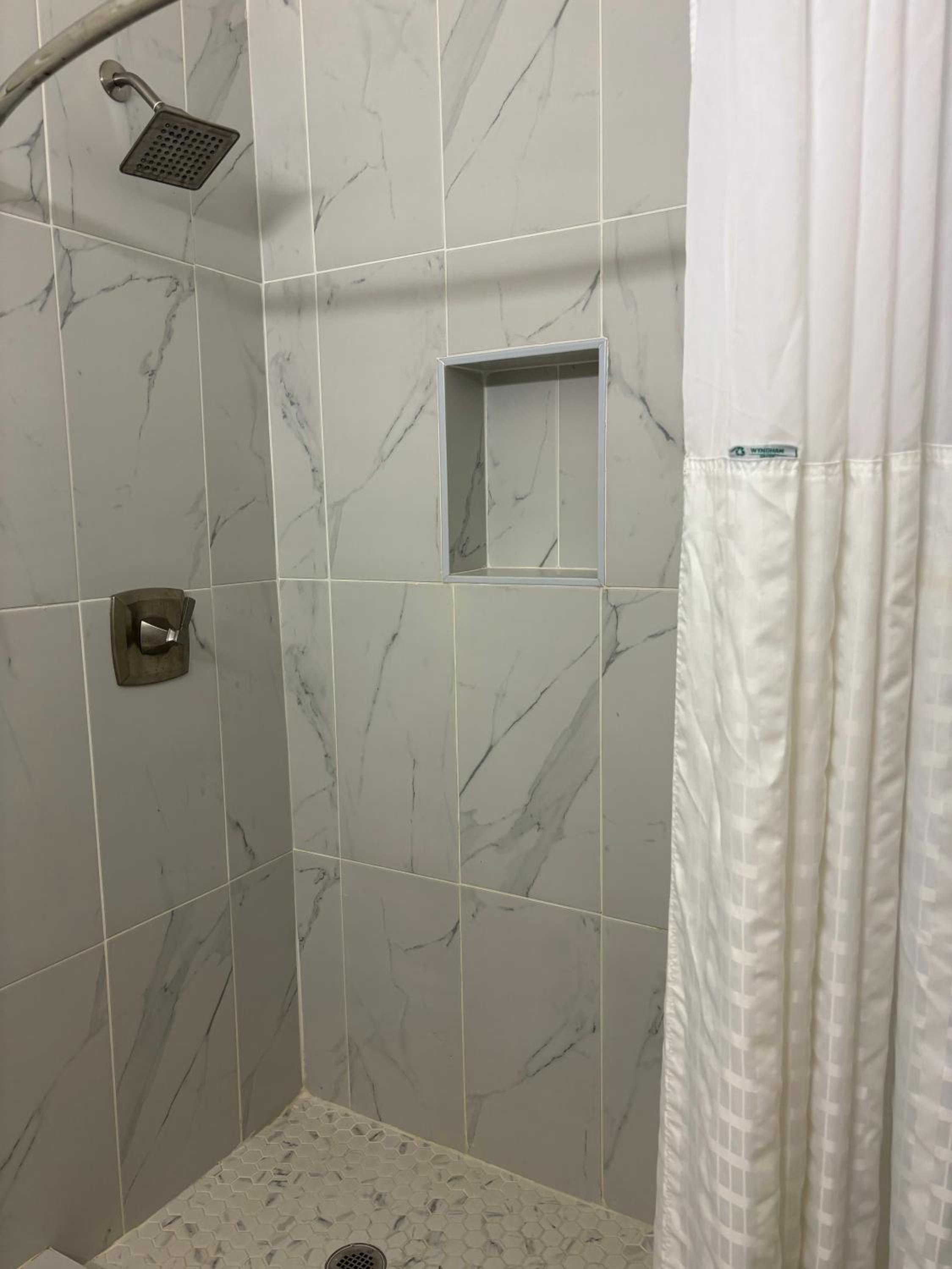Deluxe 6 Inn Suites