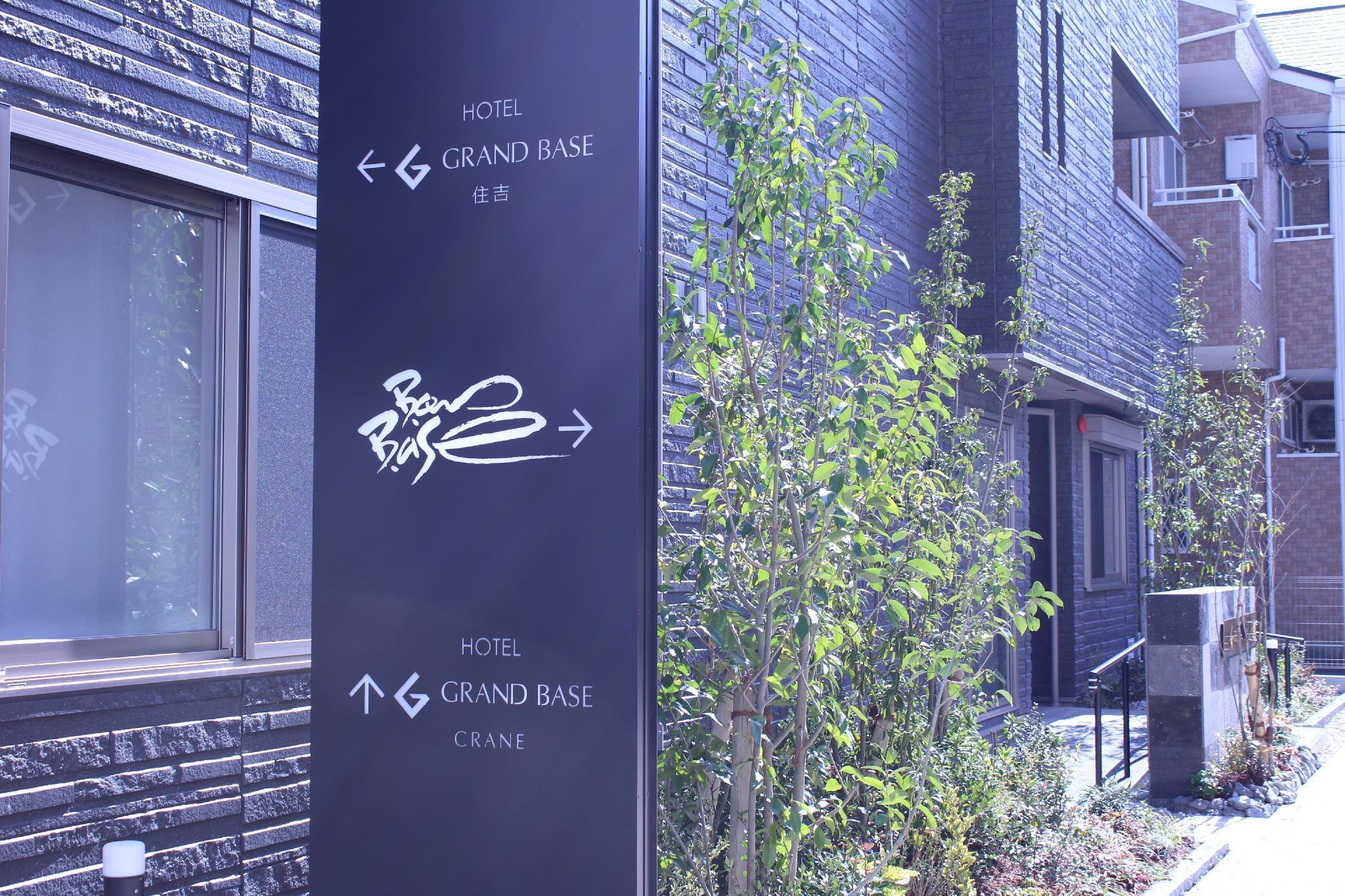 Grand Base Crane