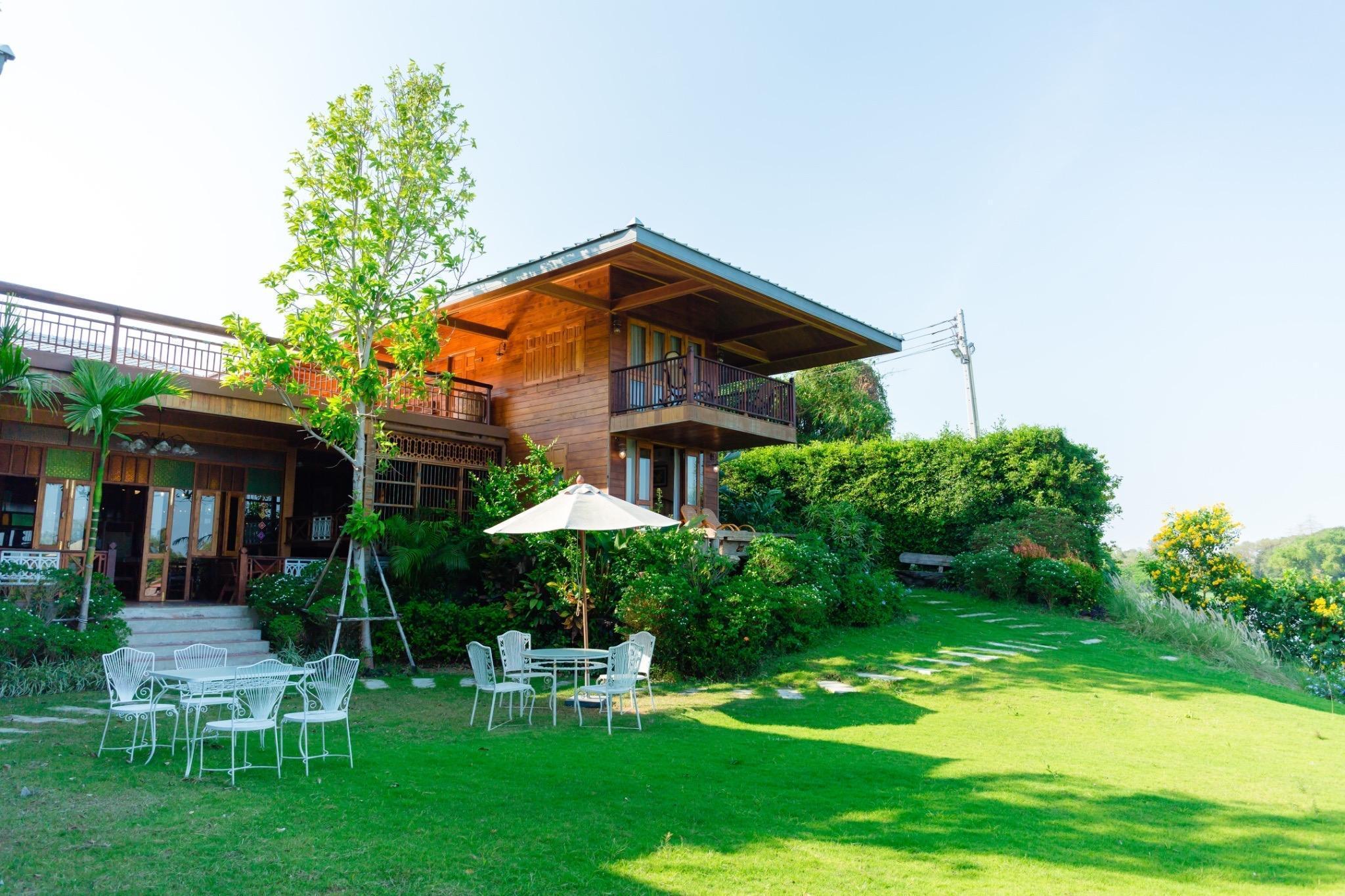 Exterior & Views