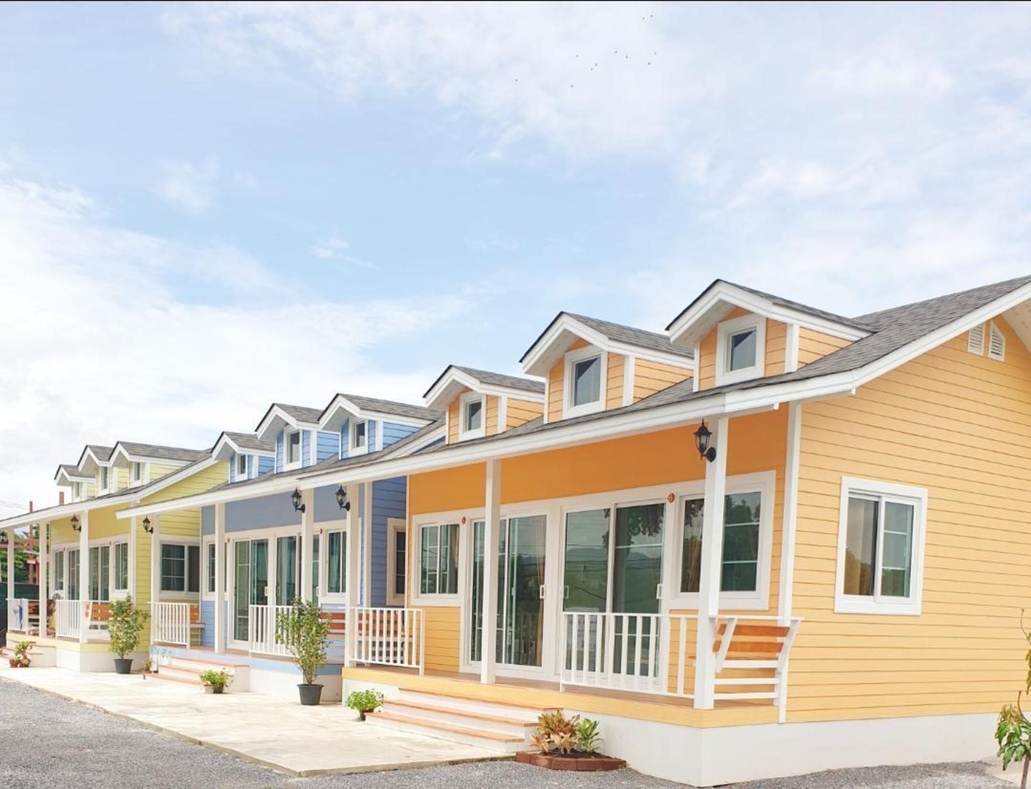 Exterior & Views