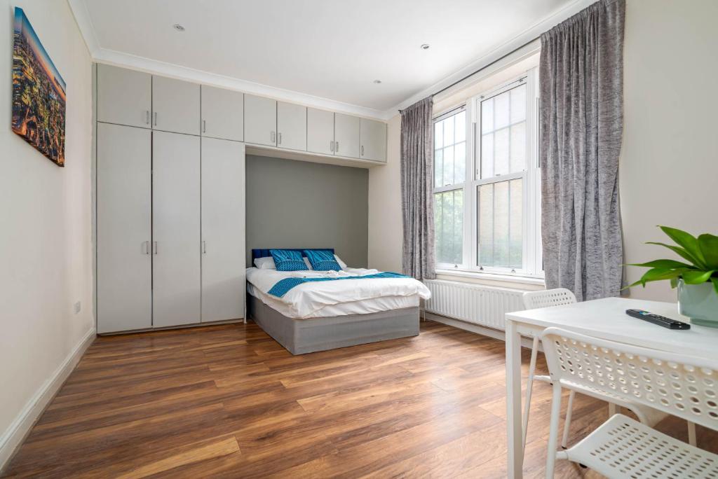 Room, studio, superior