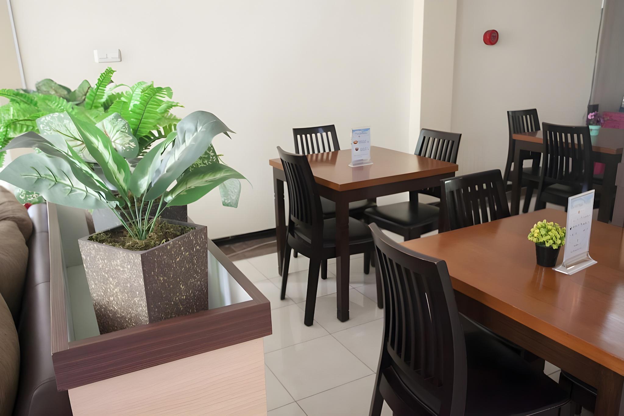 Exterior & Views 3, Urbanview Hotel De Kopen Malang, Malang