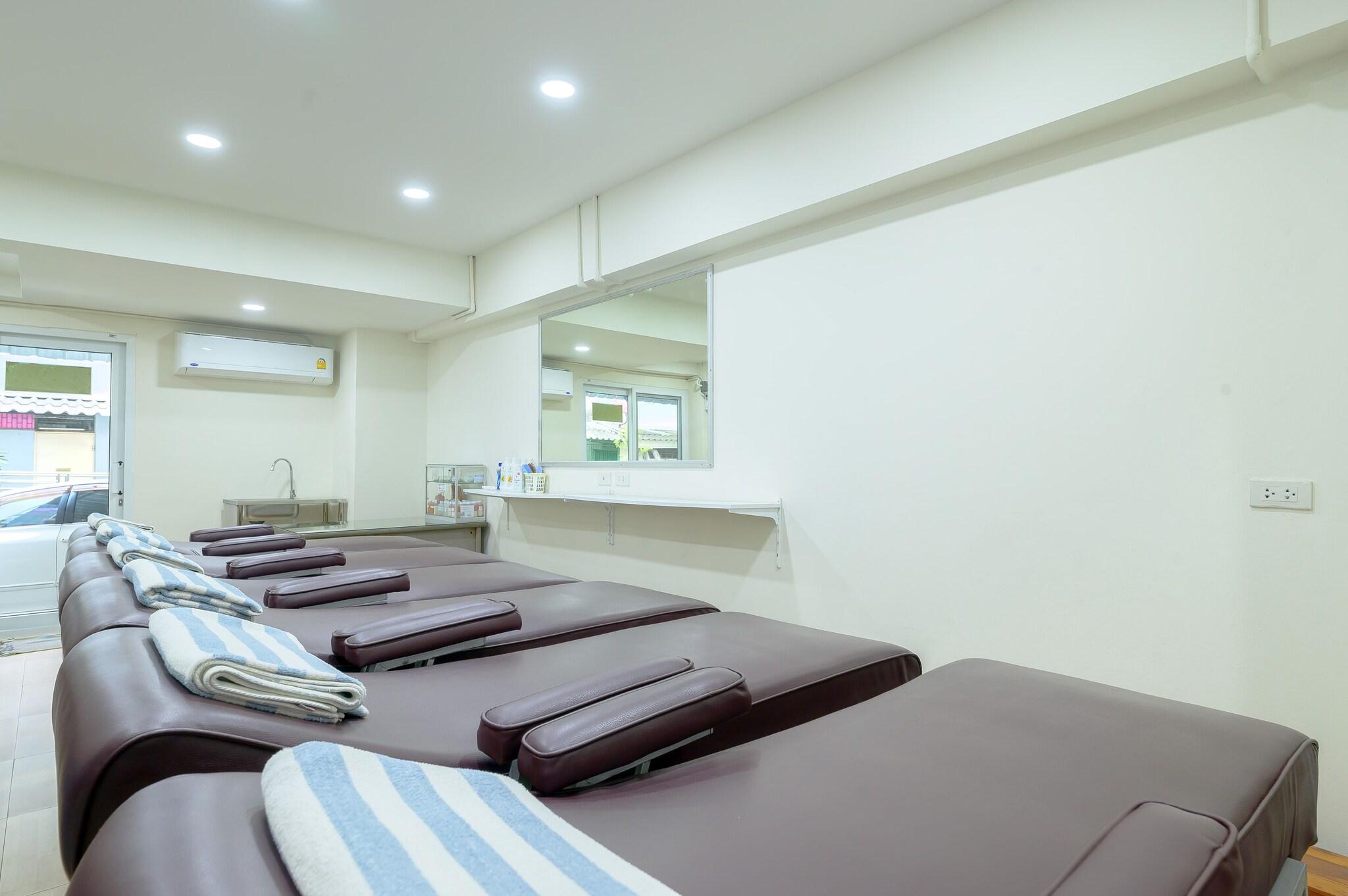 Sports and Entertainment, Reddoorz Plus Hoenhao Boutique Hotel Ratchada, Din Dang
