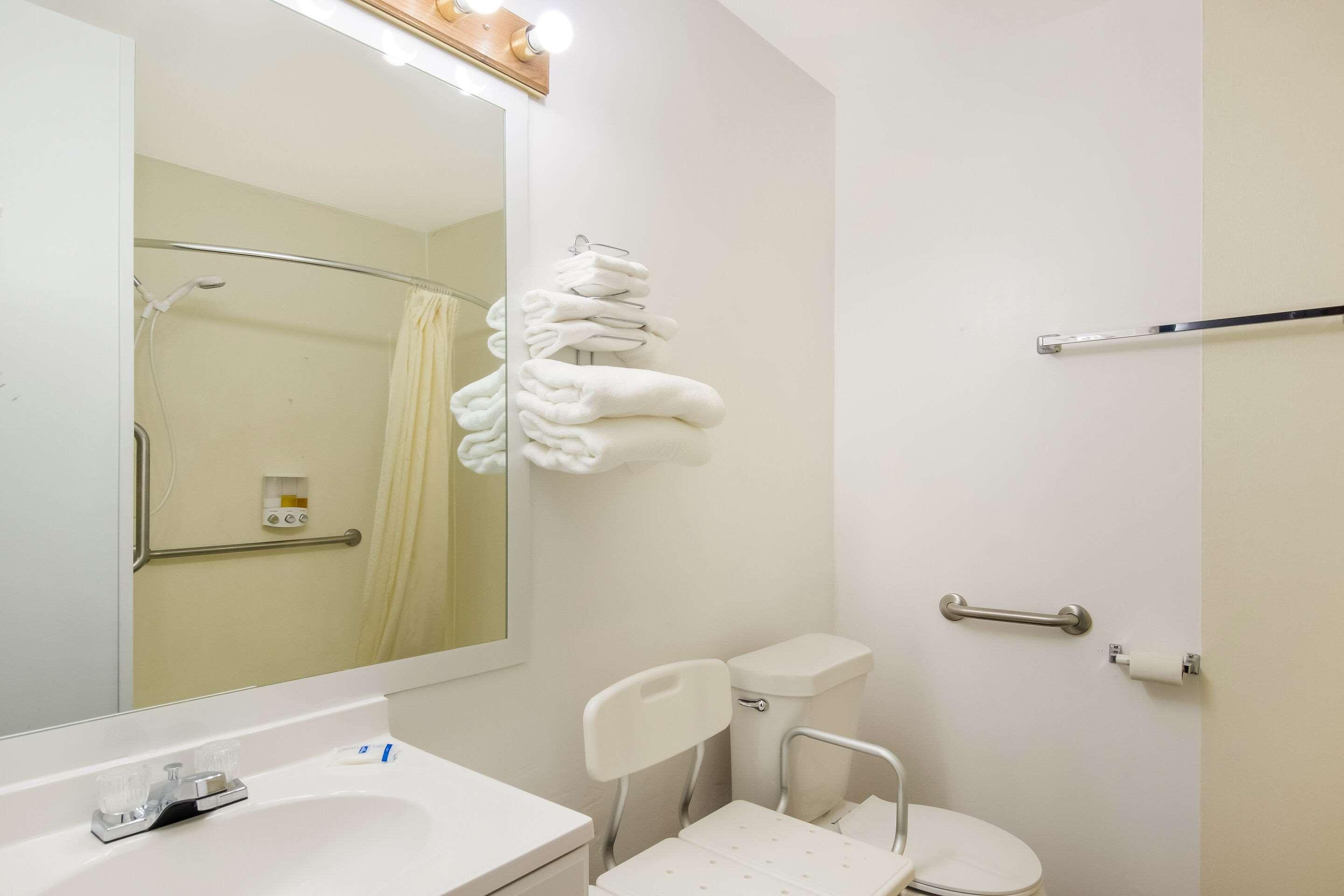 Rodeway Inn & Suites