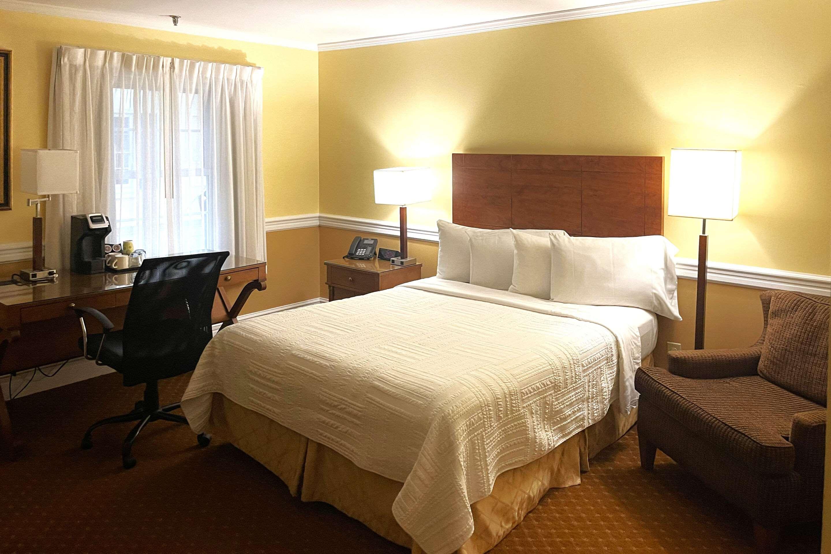 Inn On The Square Ascend Hotel Collection