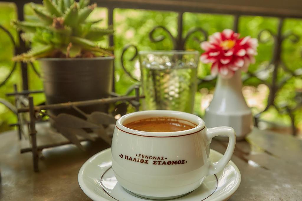 Palios Stathmos by null