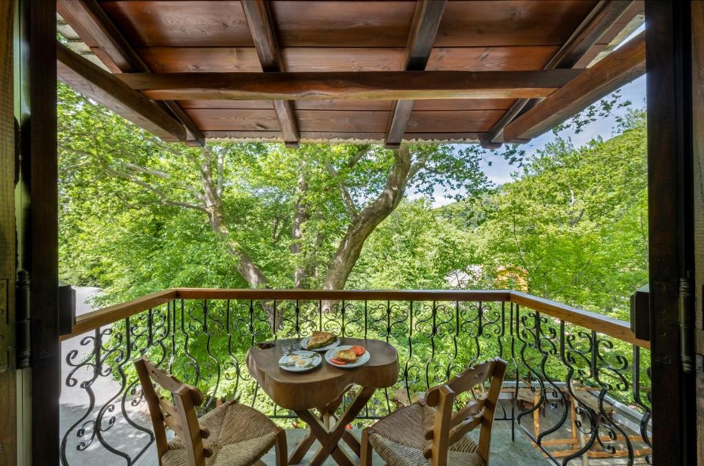 Palios Stathmos by null