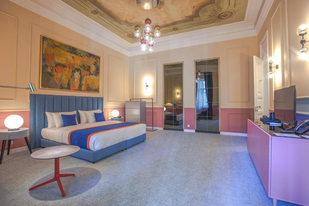 Heritage Hotel & Suites