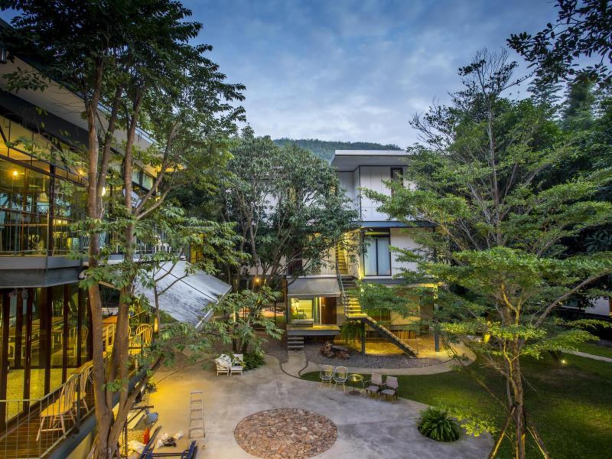 Exterior & Views