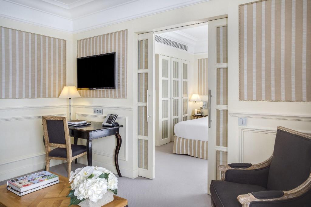 Junior Suite, City View (1 King Bed) photo 1