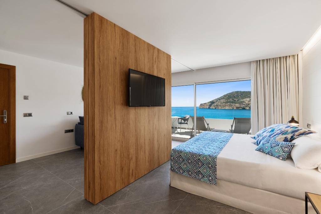 Cabau Bahia Camp de Mar Suites