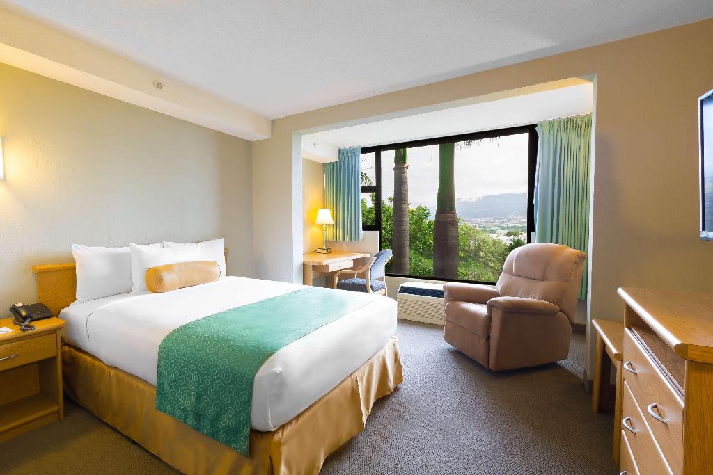 Irazú Hotel & Studios