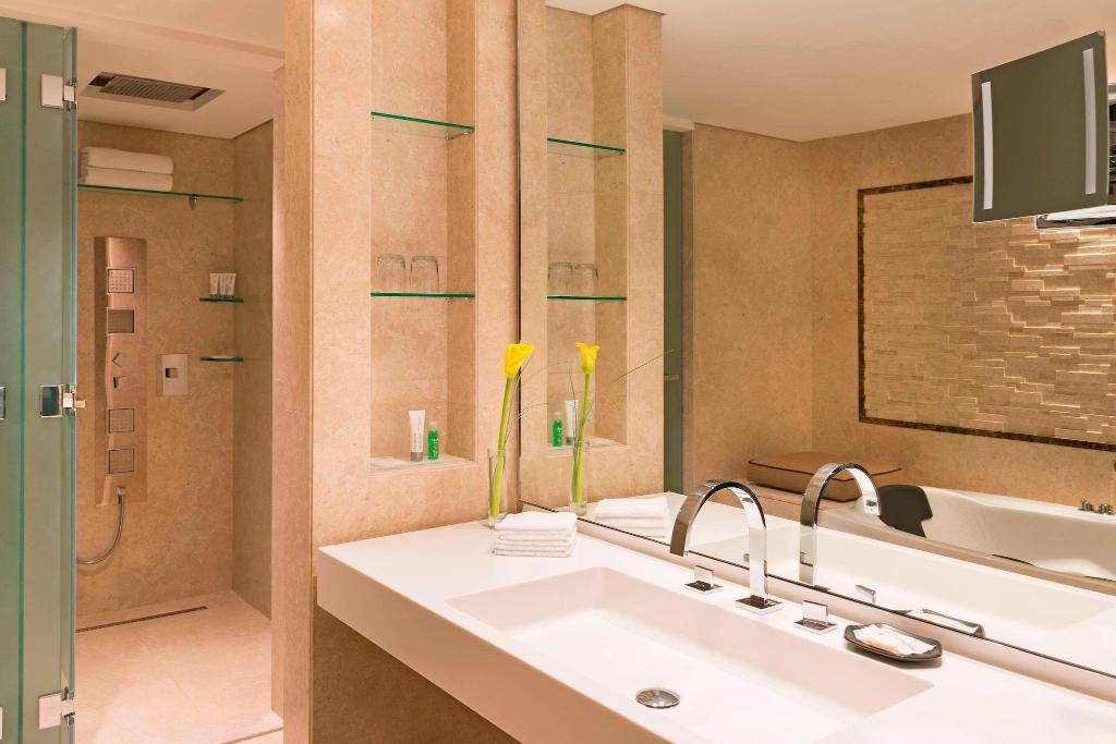Le Meridien Dubai Hotel & Conference Centre