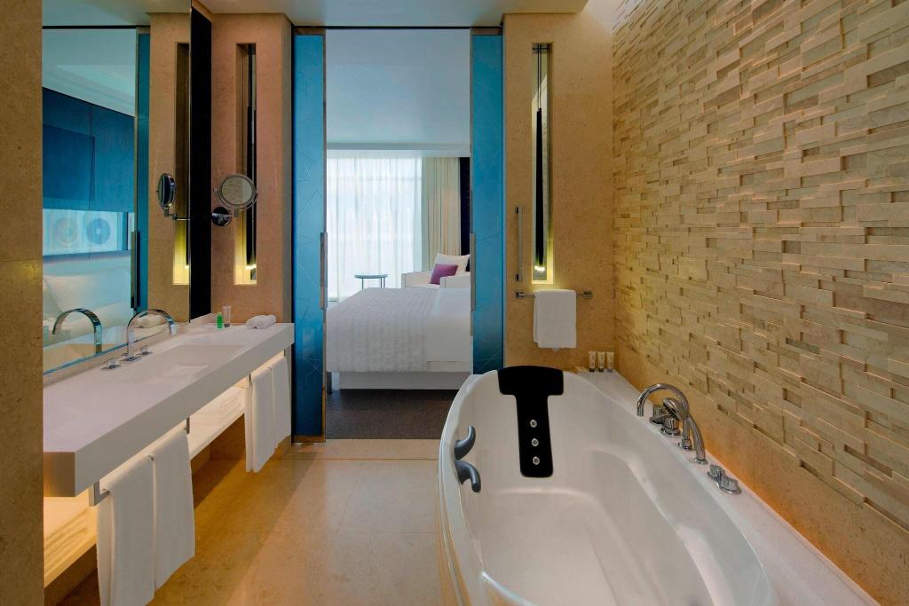 Le Meridien Dubai Hotel & Conference Centre