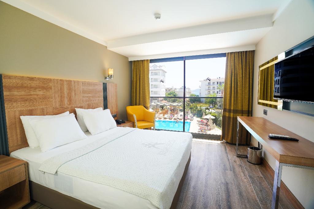 Ada Julian Hotel