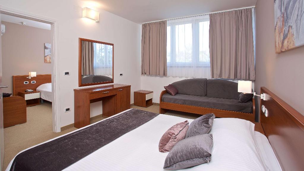 Arena Hotel Holiday
