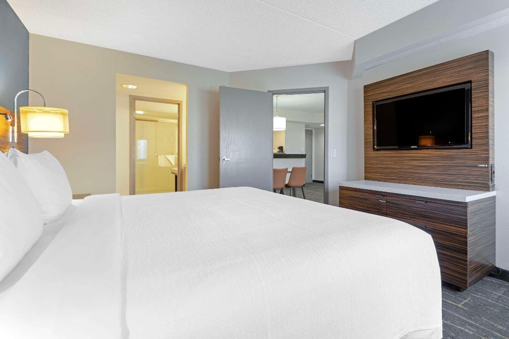 The Lux Hotel & Conference Center -Ascend Hotel