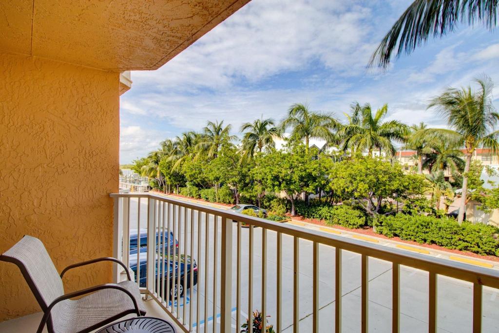 Hutchinson Island Plaza Hotel & Suites