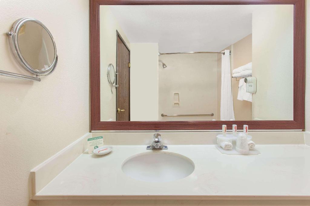 Ramada by Wyndham Fresno Northwest
