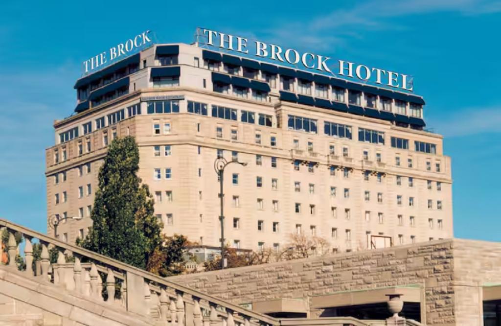 The Brock Niagara Falls Fallsview, Tapestry