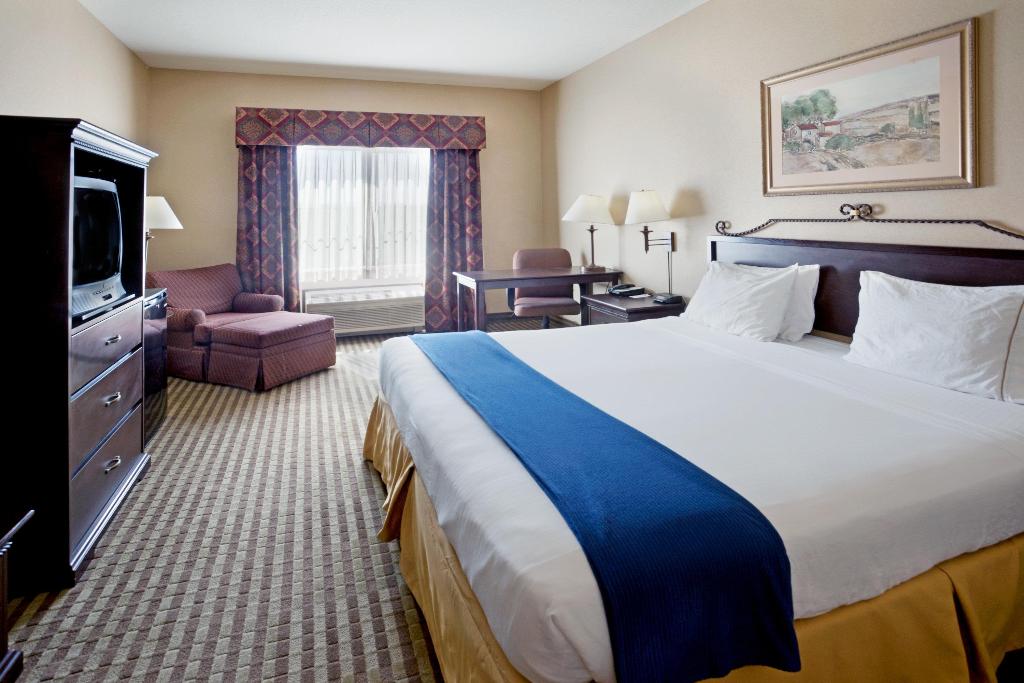 Holiday Inn Express Hotel & Suites Marina 
