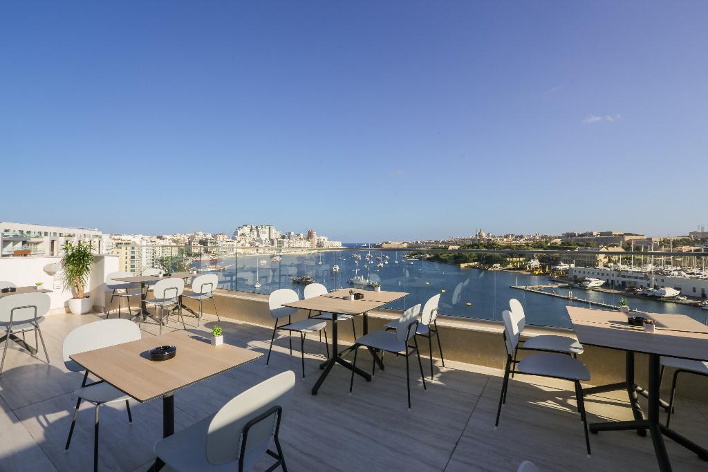 Hotel 115 The Strand Hotel and Suites — property photo 1