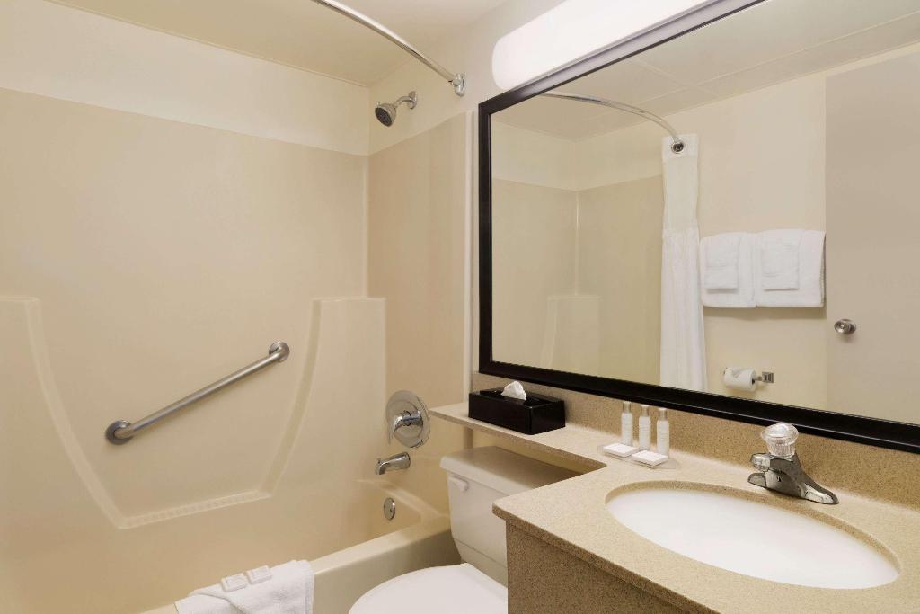 Travelodge by Wyndham Edmonton South