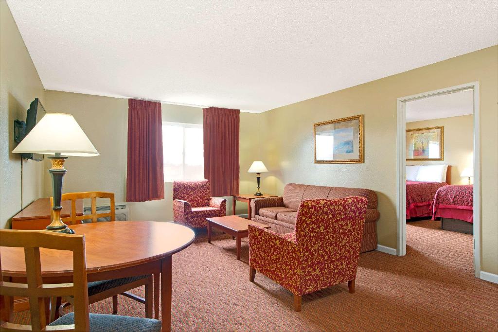 Days Inn by Wyndham St. Louis/Westport MO