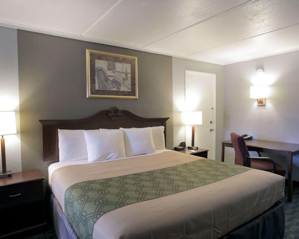 Econo Lodge near The Domain - The Arboretum