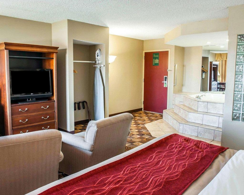 Comfort Inn & Suites Indianapolis Northwest - College Park, Northwest Side & Park 100