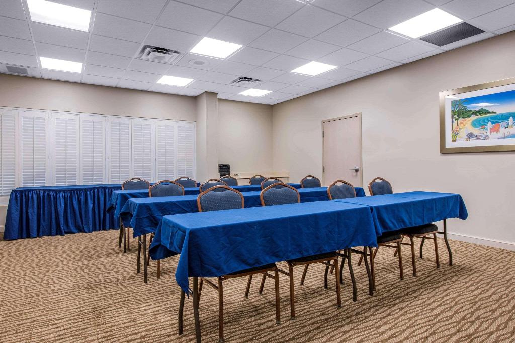 Comfort Suites Maingate East photo 37