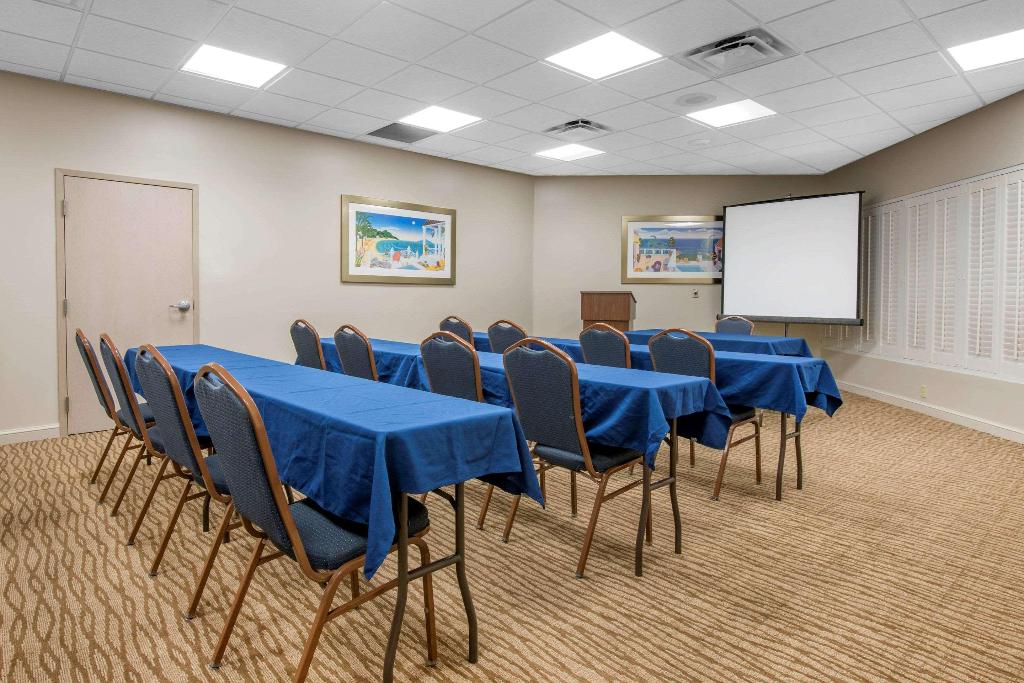 Comfort Suites Maingate East photo 45
