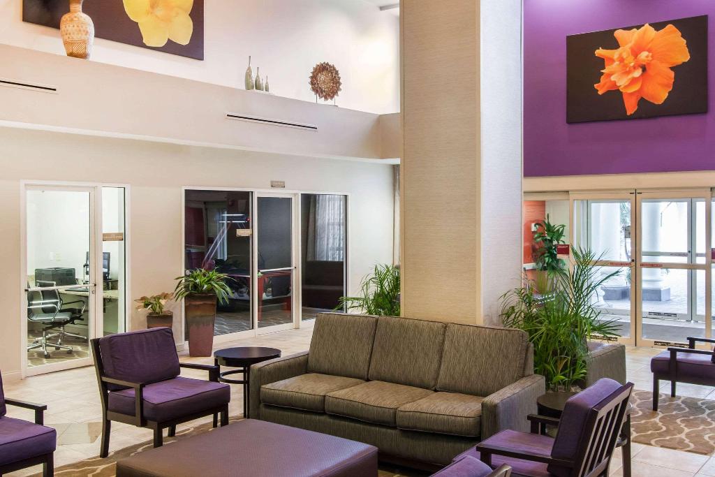 Comfort Suites Maingate East photo 12