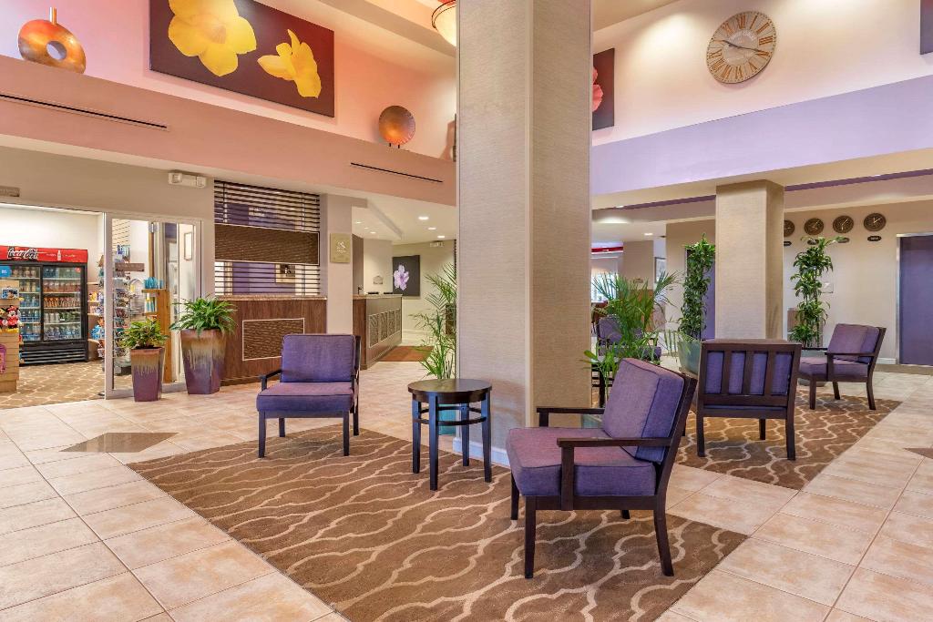 Comfort Suites Maingate East photo 17