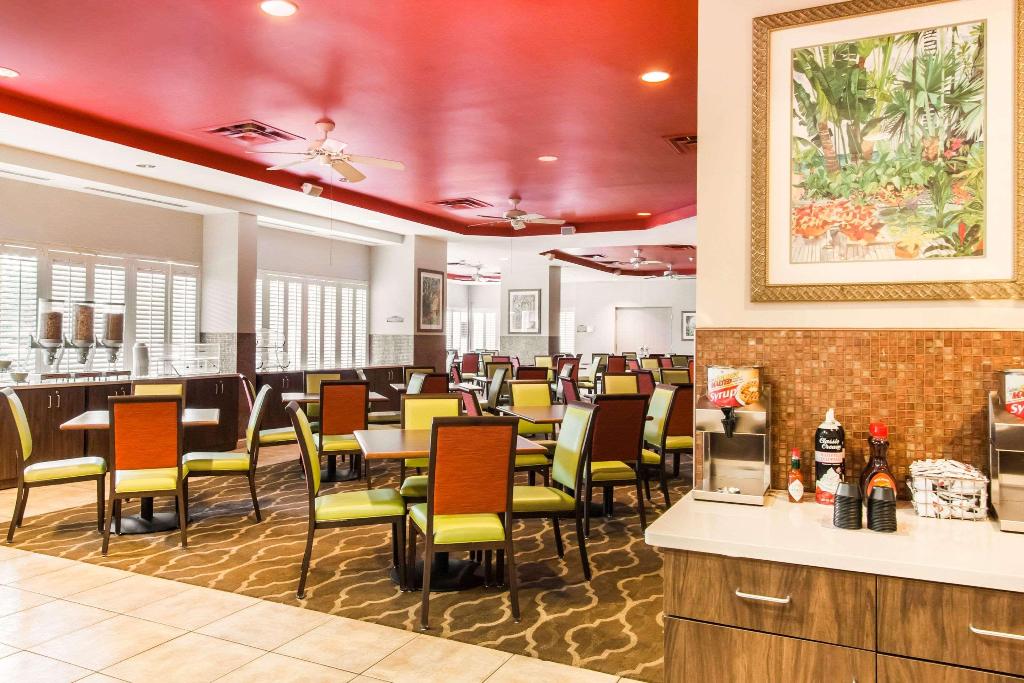 Comfort Suites Maingate East photo 53