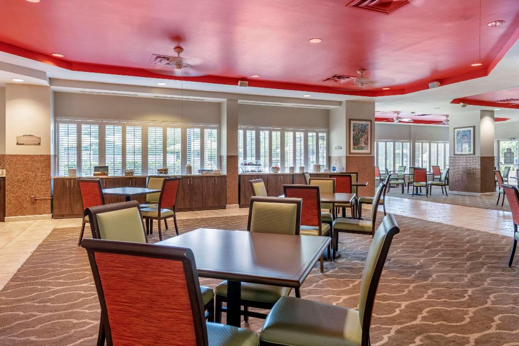 Comfort Suites Maingate East photo 55