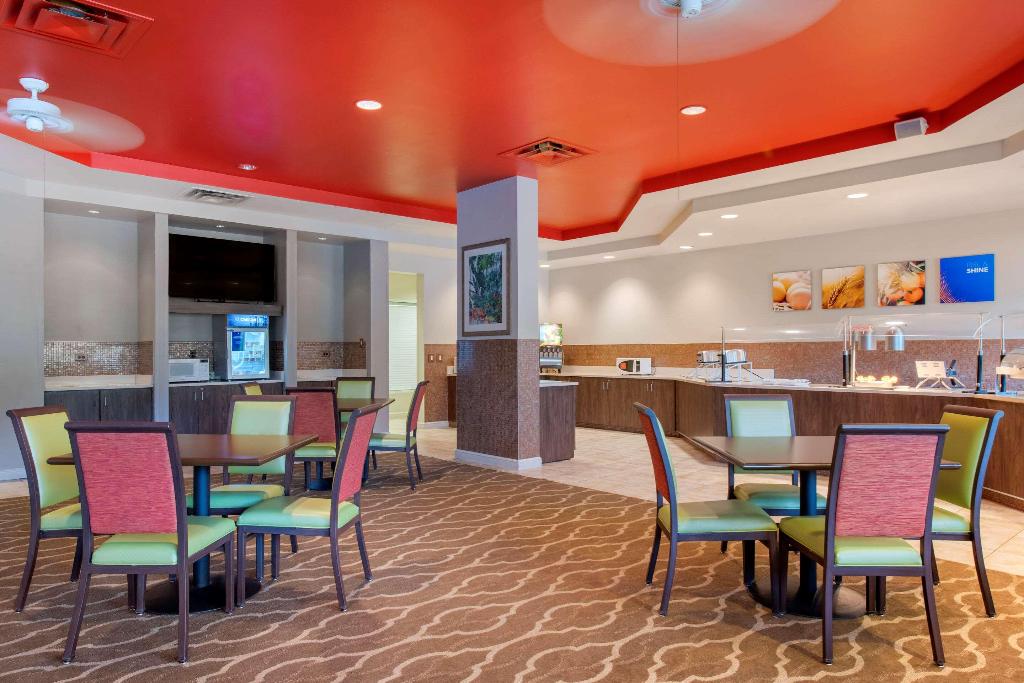 Comfort Suites Maingate East photo 56