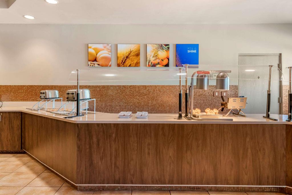 Comfort Suites Maingate East photo 67