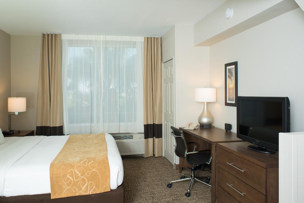 Comfort Suites Maingate East photo 82