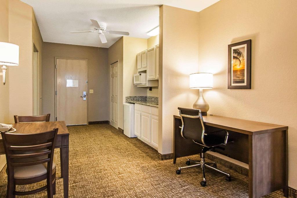 Comfort Suites Maingate East photo 109