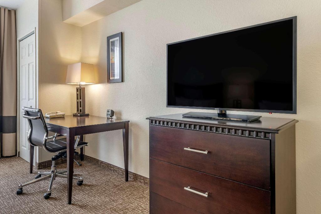 Comfort Suites Maingate East photo 6