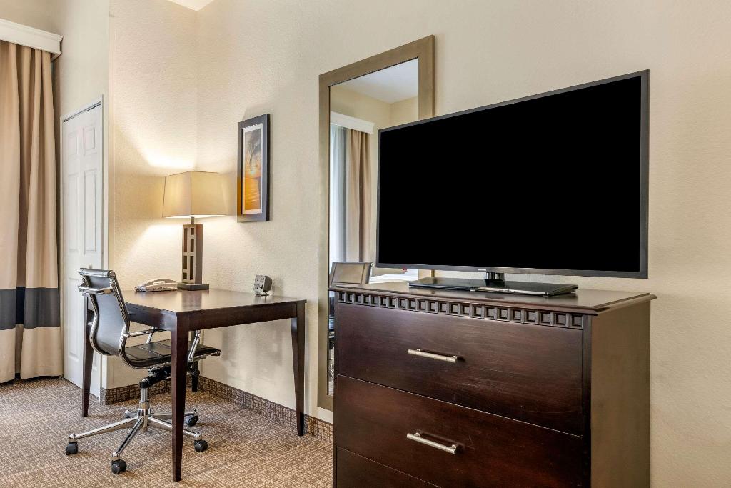 Comfort Suites Maingate East photo 32