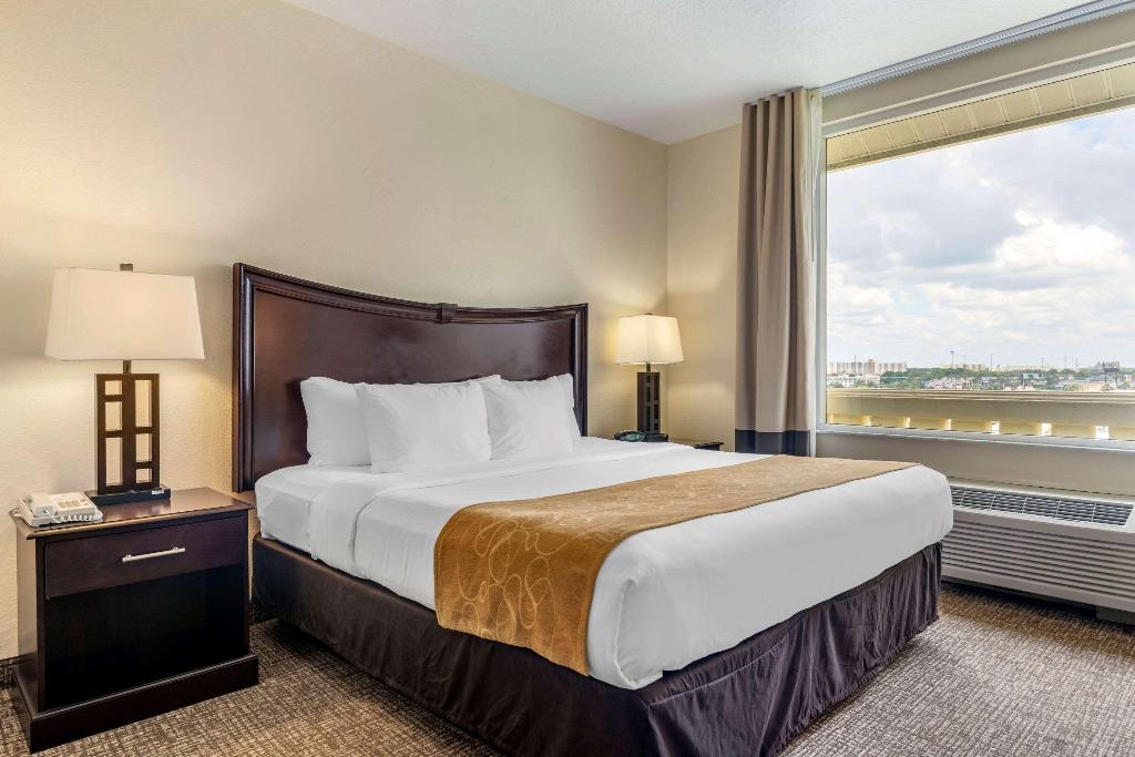 Comfort Suites Maingate East photo 33