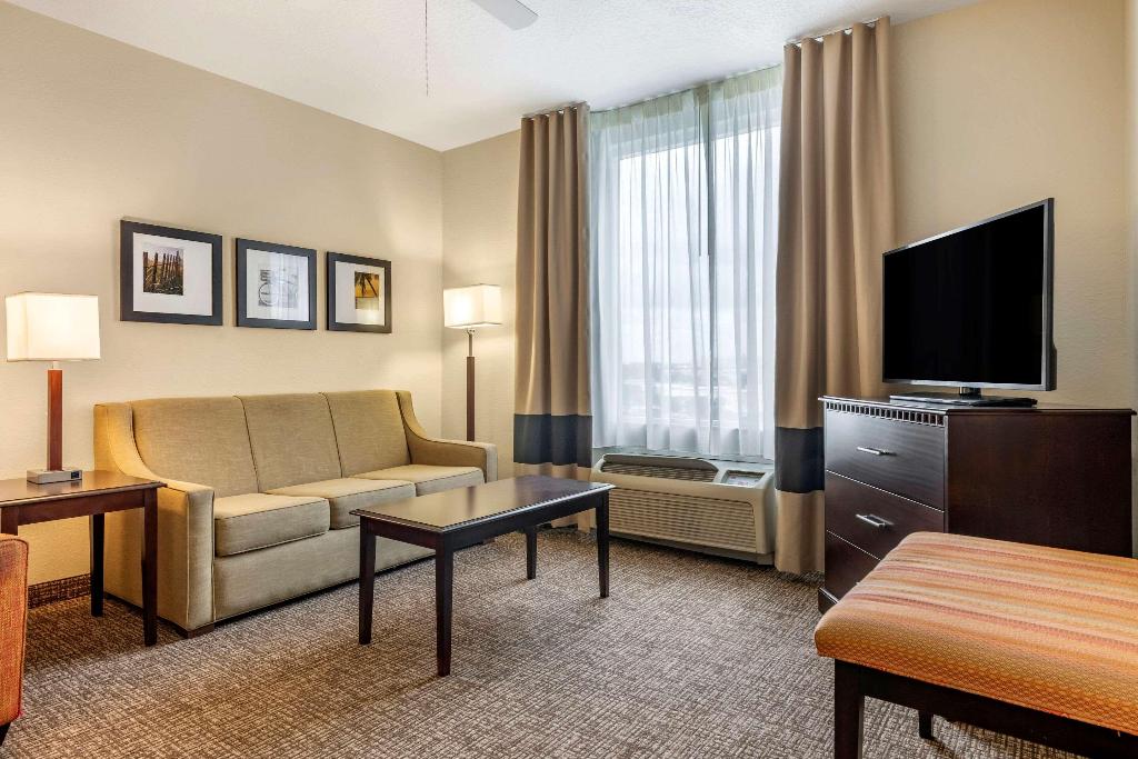 Comfort Suites Maingate East photo 46