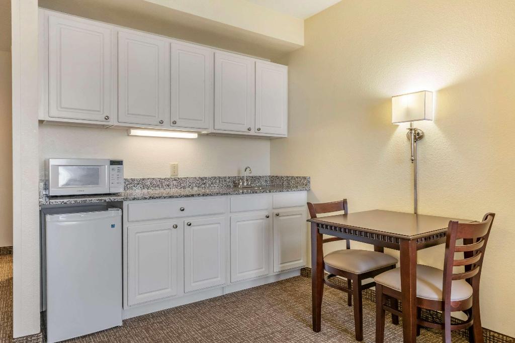 Comfort Suites Maingate East photo 129