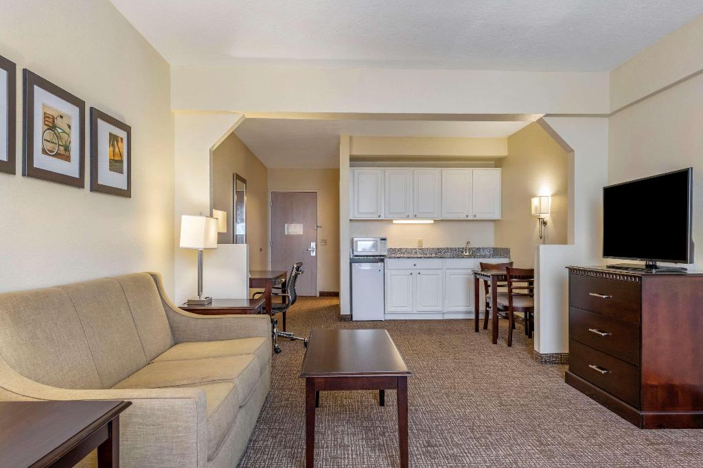 Comfort Suites Maingate East photo 71