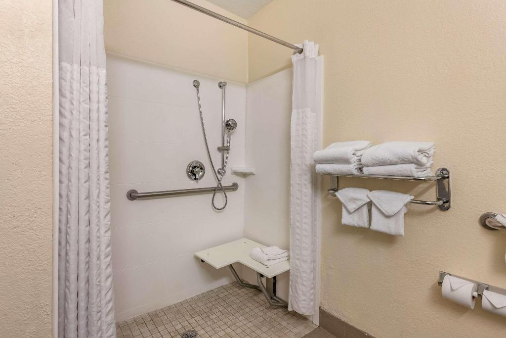 Comfort Suites Maingate East photo 60