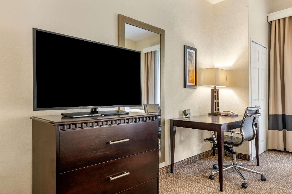 Comfort Suites Maingate East photo 90