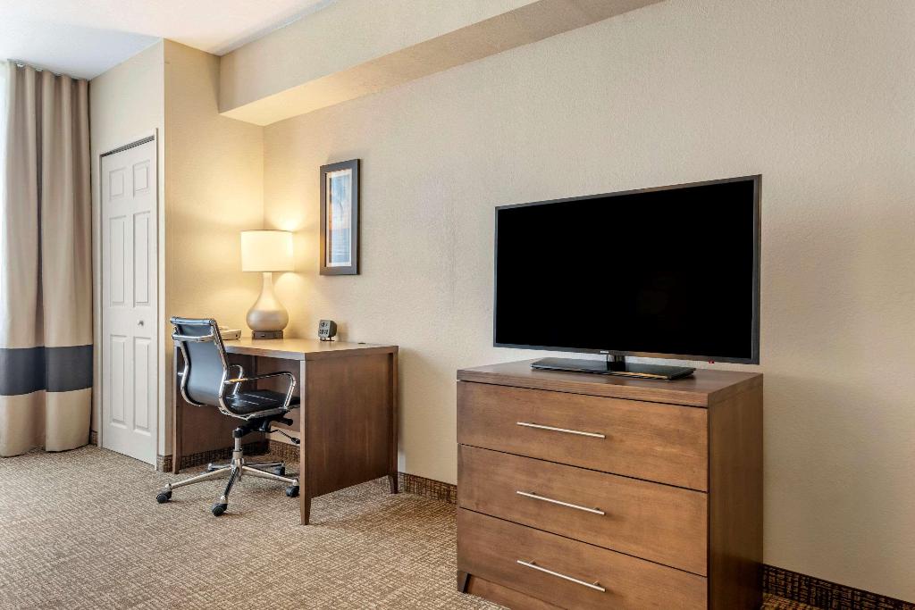 Comfort Suites Maingate East photo 89