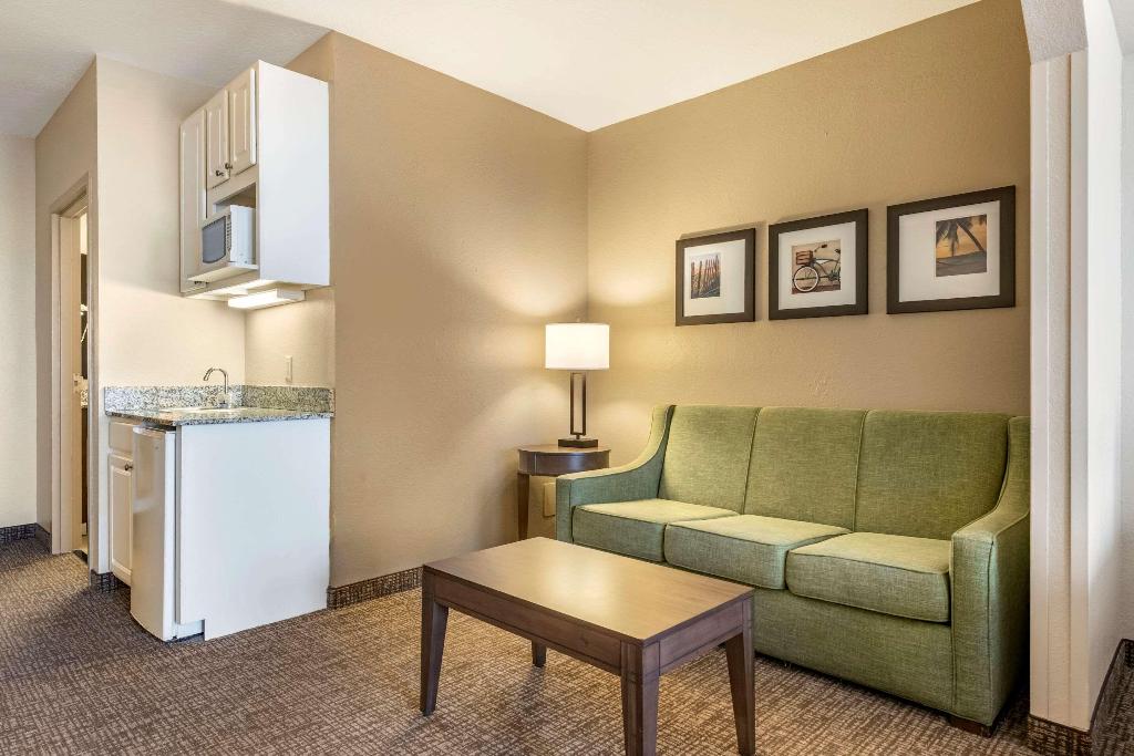 Comfort Suites Maingate East photo 104